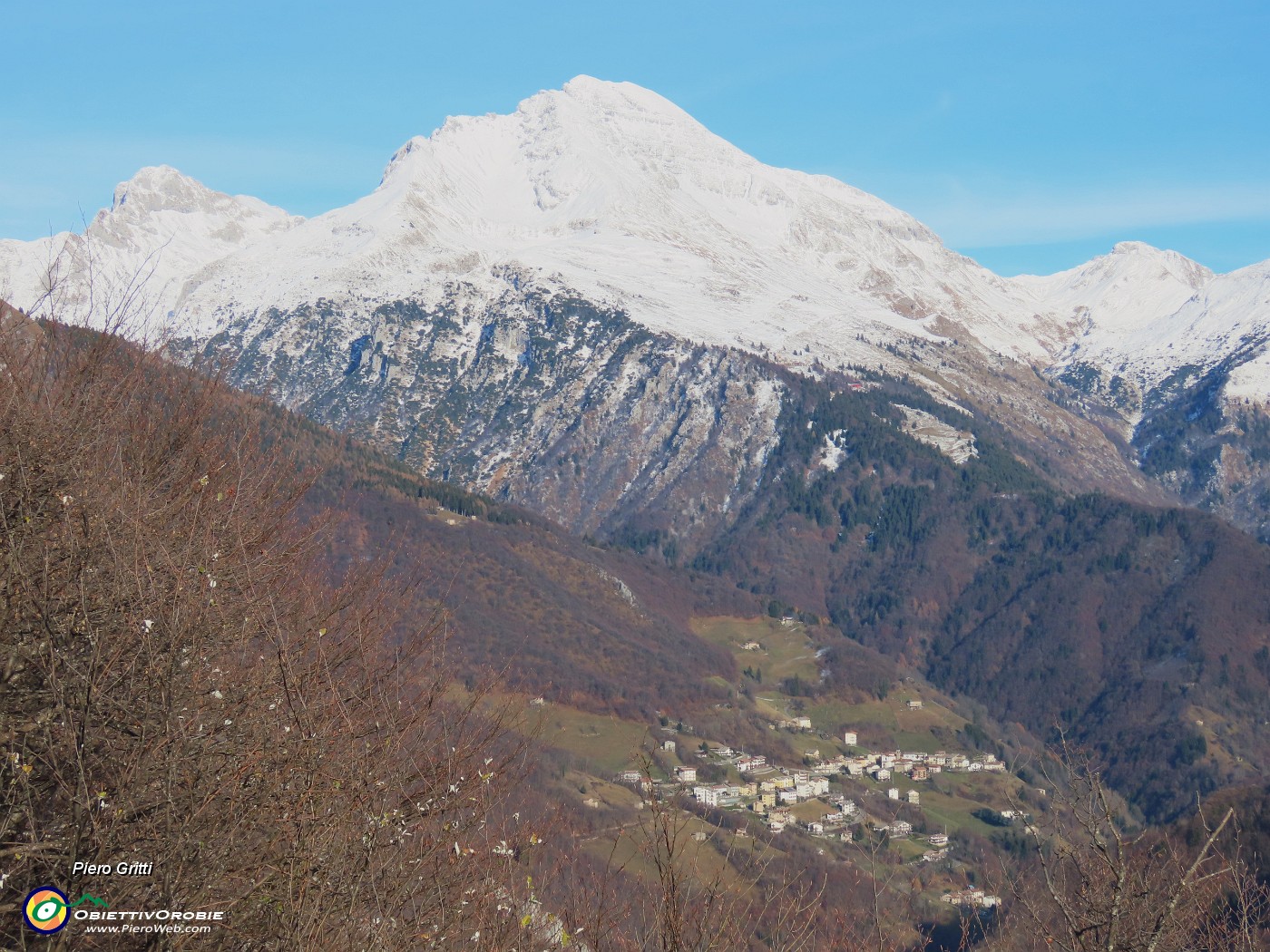 26 Zoom sul Pizzo Arera (2512 m) con Zorzone .JPG